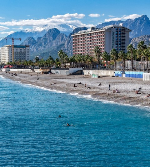  Şiddetli yağışlar yerini güneşe bıraktı, ısınan havayı fırsat bilenler sahile koştu