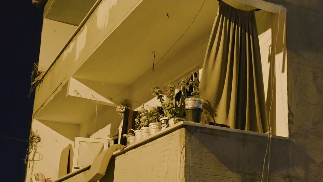 Arnavutköy'de silah zoruyla girdikleri evde 4 yaşındaki çocuk ile annesini darbederek, ziynet eşyalarını gasbettiler