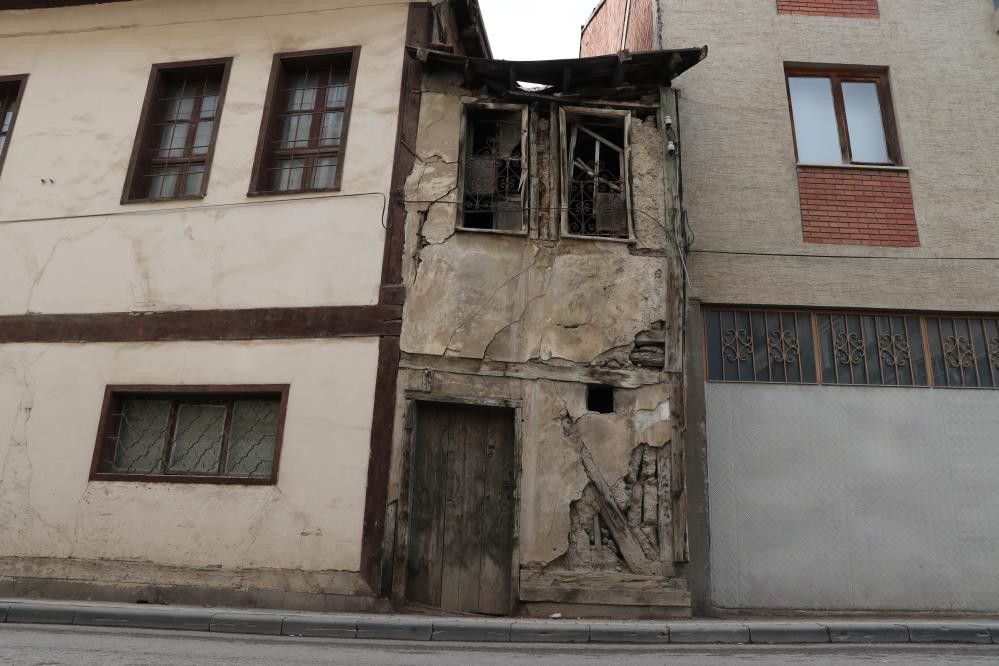  Boyunun 7 metre olduğu düşünülüyor 80 yaşındayım, aklım ermiyor