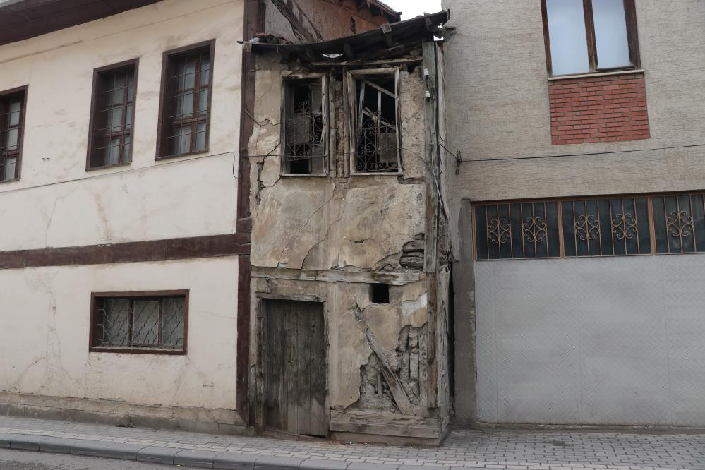  Boyunun 7 metre olduğu düşünülüyor 80 yaşındayım, aklım ermiyor