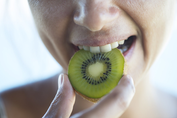 GÜNLÜK KİVİ TÜKETİMİ CİLT SAĞLIĞINI NASIL DESTEKLİYOR GÜNLÜK KİVİ TÜKETİMİ CİLT SAĞLIĞINI NASIL DESTEKLİYOR