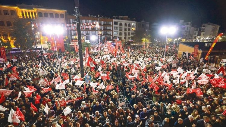 Bu meydanda omuz omuzayız