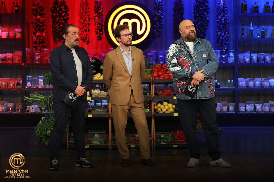 MASTERCHEF DÜN AKŞAM 4. ELEME ADAYI KİM OLDU (11 Aralık 2025 Perşembe-Son Bölüm) | Son bölüm MasterChef Altın Kupa eleme potasına kim gitti, dokunulmazlığı kim, hangi takım kazandı Kaptana ağır ceza İşte MasterChef All Star haftanın dördüncü eleme adayı