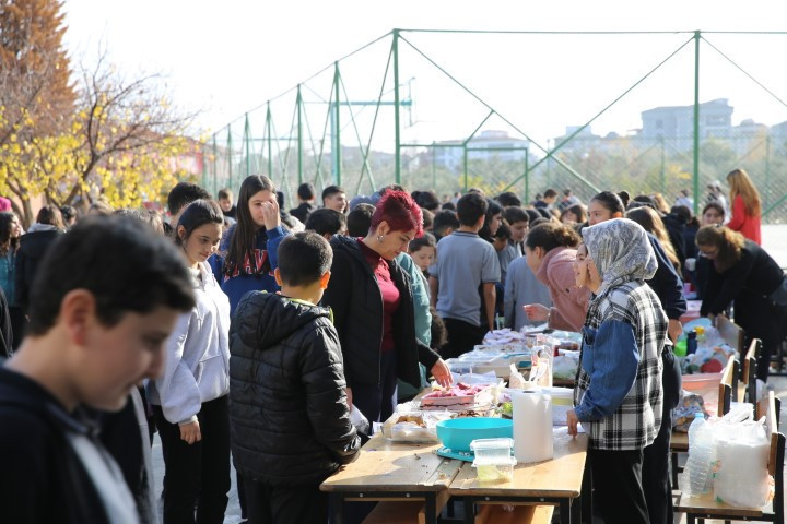Ortaokul öğrencileri 120 bin liralık bakkal borcunu kapattı