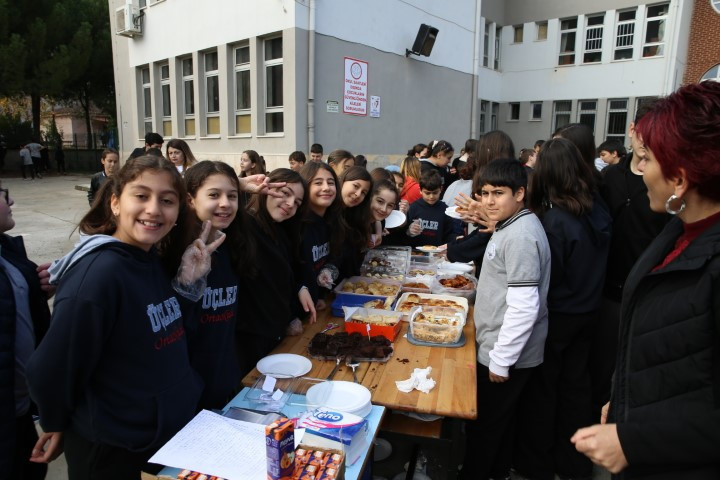 Ortaokul öğrencileri 120 bin liralık bakkal borcunu kapattı