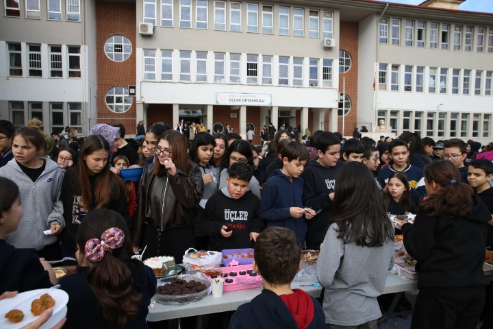 Ortaokul öğrencileri 120 bin liralık bakkal borcunu kapattı