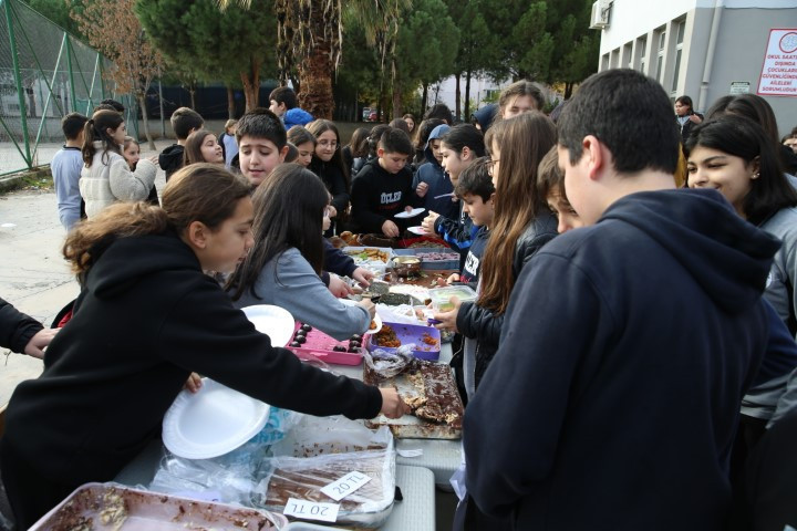 Ortaokul öğrencileri 120 bin liralık bakkal borcunu kapattı