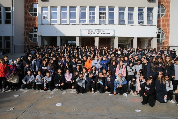 Ortaokul öğrencileri 120 bin liralık bakkal borcunu kapattı