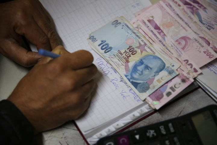 Ortaokul öğrencileri 120 bin liralık bakkal borcunu kapattı