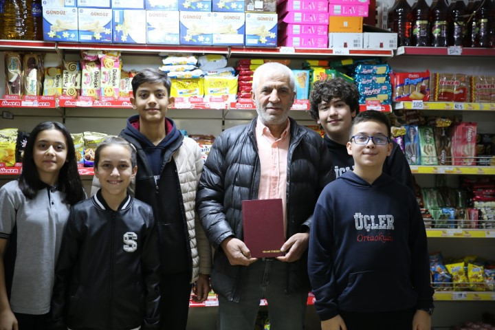 Ortaokul öğrencileri 120 bin liralık bakkal borcunu kapattı