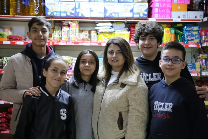 Ortaokul öğrencileri 120 bin liralık bakkal borcunu kapattı