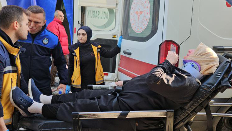 Pazar alışverişi için yürüyen kadın hastanelik oldu! Oğlundan belediyeye tepki: Yıllardır kimse müdahale etmiyor