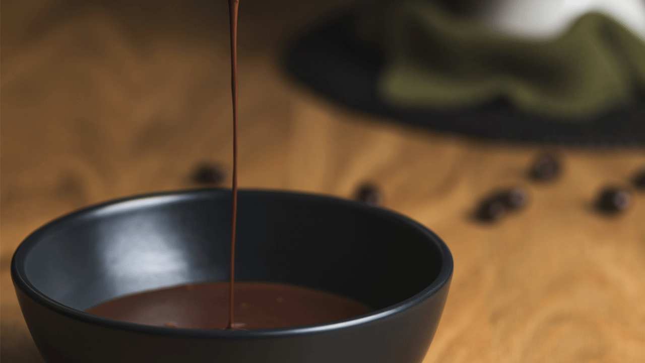 Akışkan çikolata sosu nasıl yapılır Çikolatalı sos tarifi ve püf noktaları