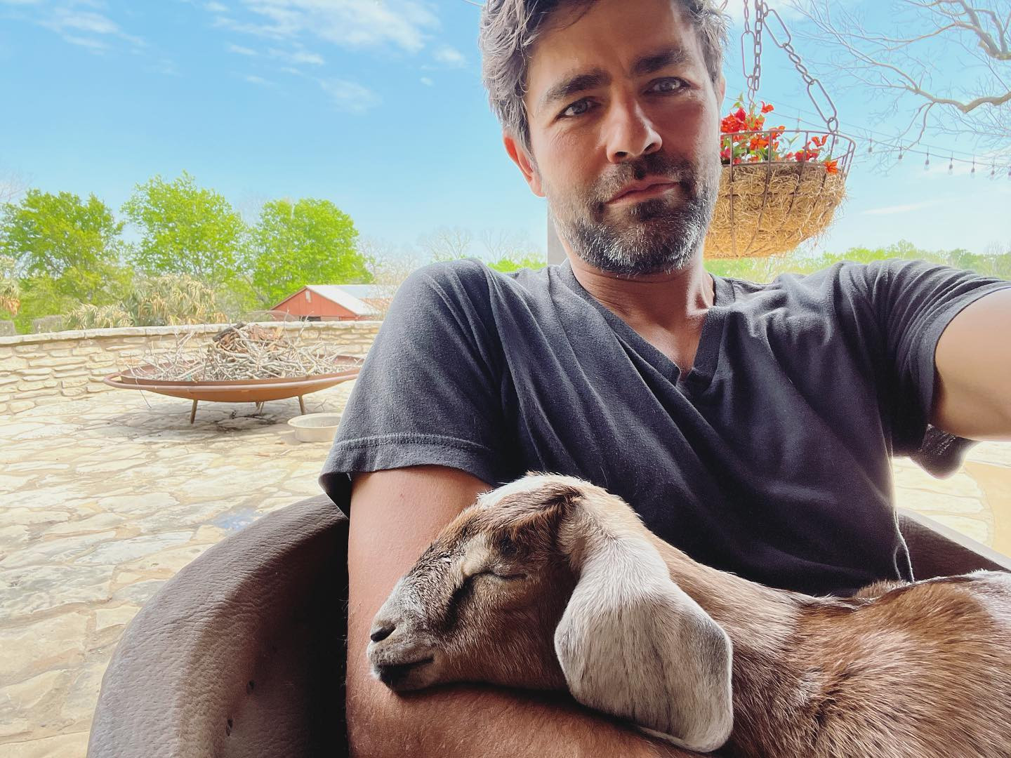 Şöhrete sırtını döndü, oyunculuğu bıraktı… Artık çiftliğinde sebze yetiştiriyor