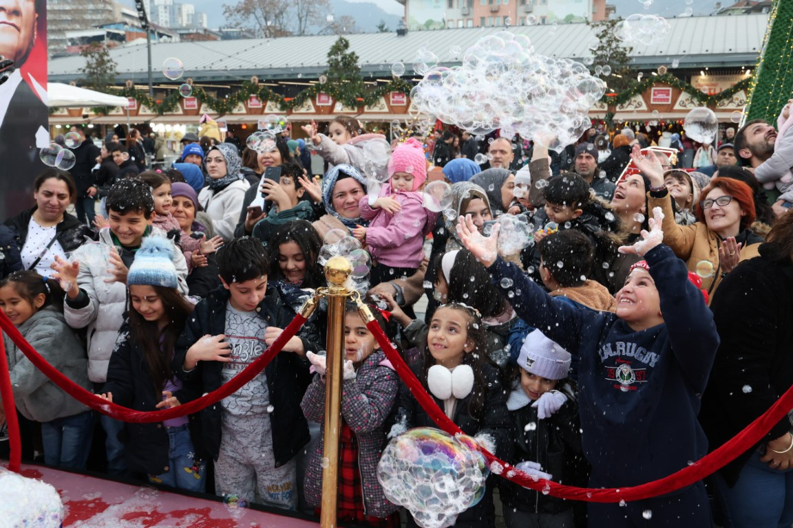  Festivalde gerçekleşen yürüyüşte renkli görüntüler