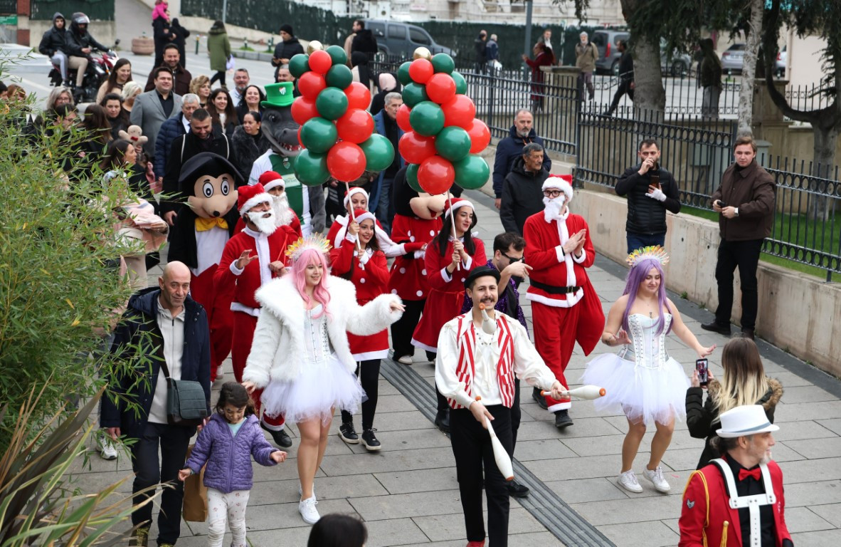  Festivalde gerçekleşen yürüyüşte renkli görüntüler