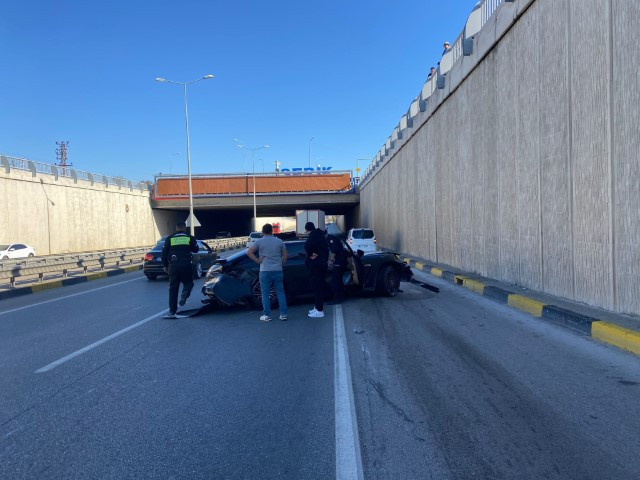 Lüks otomobil önce bir araca sonra duvara çarparak hurdaya döndü