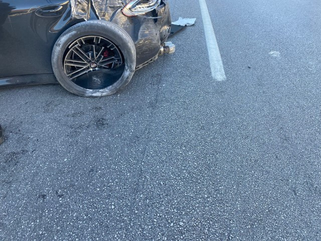 Lüks otomobil önce bir araca sonra duvara çarparak hurdaya döndü