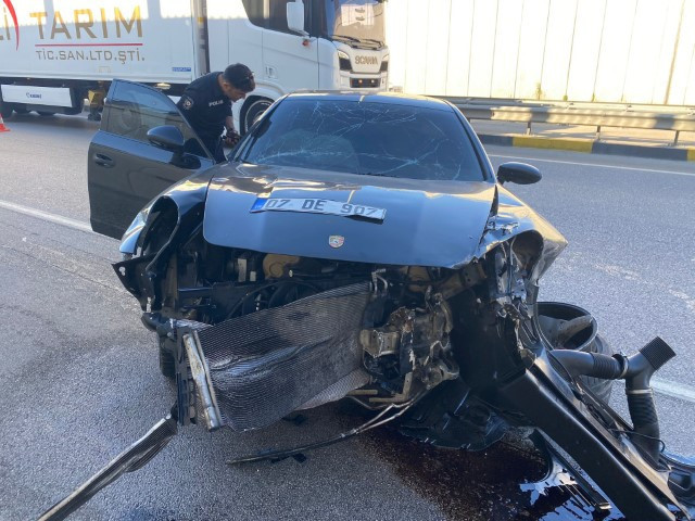 Lüks otomobil önce bir araca sonra duvara çarparak hurdaya döndü