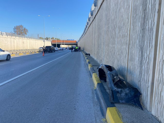 Lüks otomobil önce bir araca sonra duvara çarparak hurdaya döndü