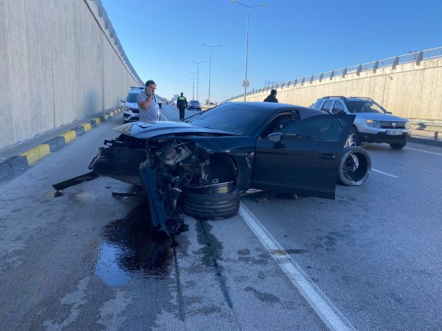 Lüks otomobil önce bir araca sonra duvara çarparak hurdaya döndü