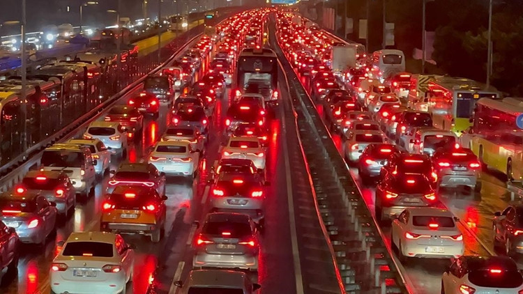 Haftanın ilk gününde İstanbul'da trafik yoğunluğu