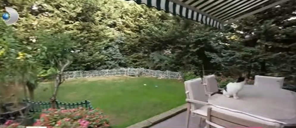 Evimden çok burada vakit geçiriyorum Usta sanatçı 2 katlı villasının kapılarını açtı Evimden çok burada vakit geçiriyorum Usta sanatçı 2 katlı villasının kapılarını açtı