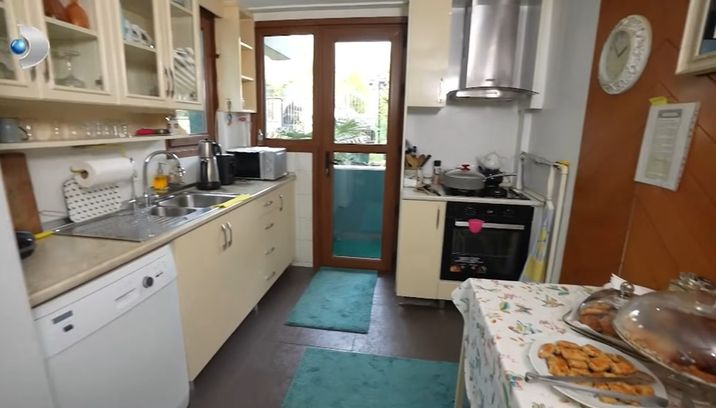 Evimden çok burada vakit geçiriyorum Usta sanatçı 2 katlı villasının kapılarını açtı Evimden çok burada vakit geçiriyorum Usta sanatçı 2 katlı villasının kapılarını açtı