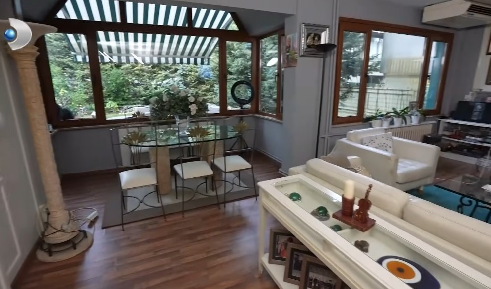 Evimden çok burada vakit geçiriyorum Usta sanatçı 2 katlı villasının kapılarını açtı Evimden çok burada vakit geçiriyorum Usta sanatçı 2 katlı villasının kapılarını açtı