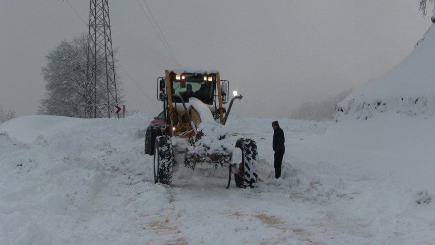 Kar kalınlığı 3 metreye ulaştı Yollar kapandı, sürücüler zor anlar yaşıyor Kar kalınlığı 3 metreye ulaştı Yollar kapandı, sürücüler zor anlar yaşıyor