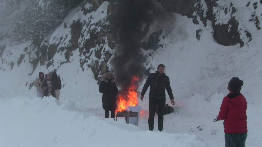 Kar kalınlığı 3 metreye ulaştı Yollar kapandı, sürücüler zor anlar yaşıyor Kar kalınlığı 3 metreye ulaştı Yollar kapandı, sürücüler zor anlar yaşıyor
