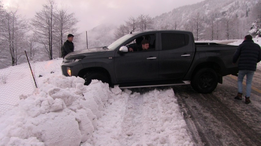 Kar kalınlığı 3 metreye ulaştı Yollar kapandı, sürücüler zor anlar yaşıyor Kar kalınlığı 3 metreye ulaştı Yollar kapandı, sürücüler zor anlar yaşıyor