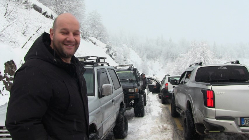 Kar kalınlığı 3 metreye ulaştı Yollar kapandı, sürücüler zor anlar yaşıyor Kar kalınlığı 3 metreye ulaştı Yollar kapandı, sürücüler zor anlar yaşıyor