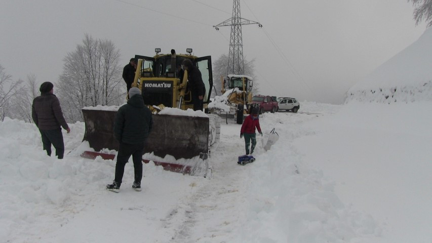 Kar kalınlığı 3 metreye ulaştı Yollar kapandı, sürücüler zor anlar yaşıyor Kar kalınlığı 3 metreye ulaştı Yollar kapandı, sürücüler zor anlar yaşıyor