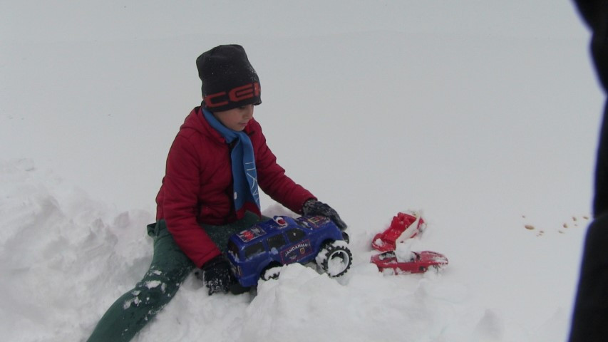 Kar kalınlığı 3 metreye ulaştı Yollar kapandı, sürücüler zor anlar yaşıyor Kar kalınlığı 3 metreye ulaştı Yollar kapandı, sürücüler zor anlar yaşıyor