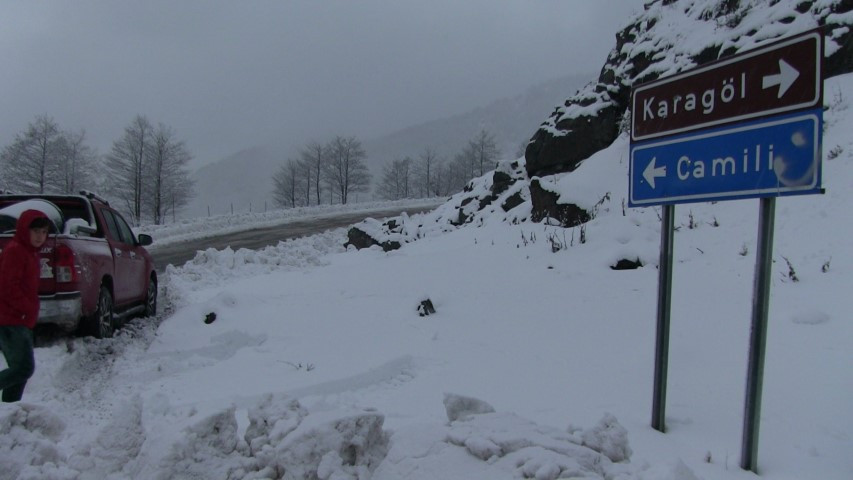 Kar kalınlığı 3 metreye ulaştı Yollar kapandı, sürücüler zor anlar yaşıyor Kar kalınlığı 3 metreye ulaştı Yollar kapandı, sürücüler zor anlar yaşıyor
