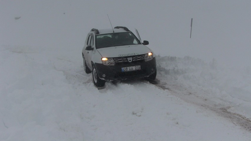 Kar kalınlığı 3 metreye ulaştı Yollar kapandı, sürücüler zor anlar yaşıyor Kar kalınlığı 3 metreye ulaştı Yollar kapandı, sürücüler zor anlar yaşıyor