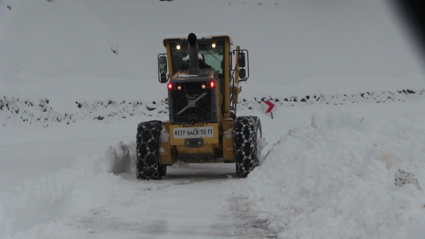 Kar kalınlığı 3 metreye ulaştı Yollar kapandı, sürücüler zor anlar yaşıyor Kar kalınlığı 3 metreye ulaştı Yollar kapandı, sürücüler zor anlar yaşıyor