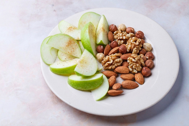 TAZE MEYVELER VE KURUYEMİŞ = MÜKEMMEL BİR DOZ LİF VE SAĞLIKLI YAĞLAR TAZE MEYVELER VE KURUYEMİŞ = MÜKEMMEL BİR DOZ LİF VE SAĞLIKLI YAĞLAR