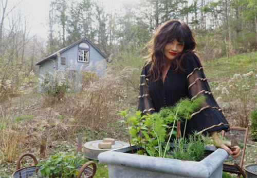  Bir kulübesi var ki dillere destan