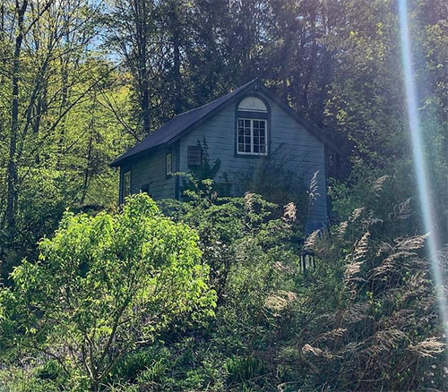  Bir kulübesi var ki dillere destan