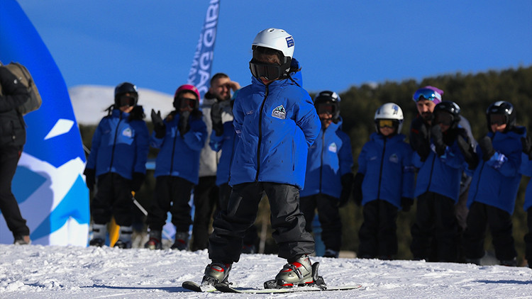 Palandöken'de kız çocuklarına uzun soluklu kayak desteği