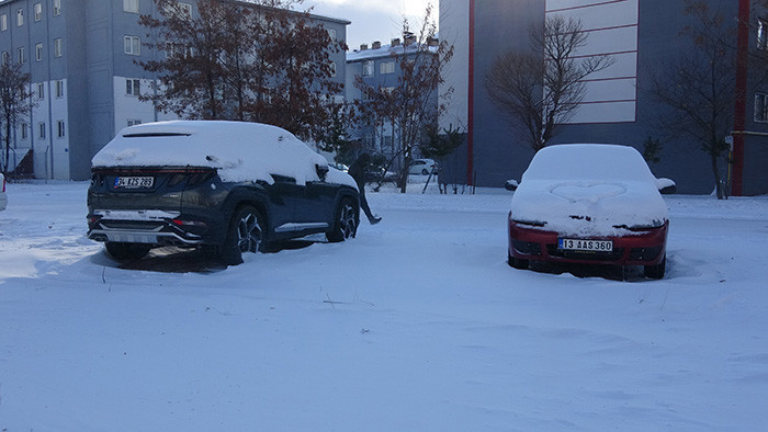 Yoğun kar yağışı etkili oldu: Ekiplerin çalışması başladı | Hava sıcaklığı eksi 16 dereceyi gördü: Kar kalınlığı 1 metreyi aştı