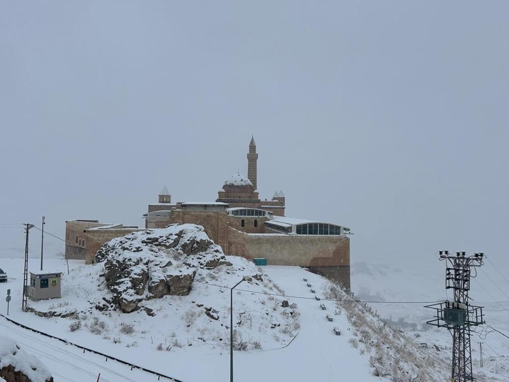 Yoğun kar yağışı etkili oldu: Ekiplerin çalışması başladı | Hava sıcaklığı eksi 16 dereceyi gördü: Kar kalınlığı 1 metreyi aştı