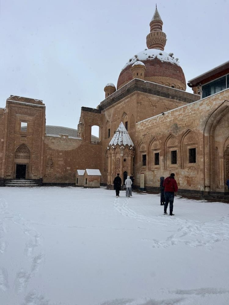 Yoğun kar yağışı etkili oldu: Ekiplerin çalışması başladı | Hava sıcaklığı eksi 16 dereceyi gördü: Kar kalınlığı 1 metreyi aştı