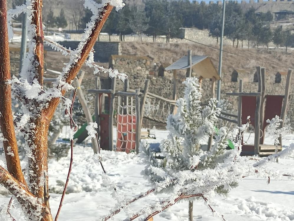 Yoğun kar yağışı etkili oldu: Ekiplerin çalışması başladı | Hava sıcaklığı eksi 16 dereceyi gördü: Kar kalınlığı 1 metreyi aştı