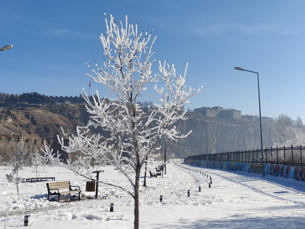 Yoğun kar yağışı etkili oldu: Ekiplerin çalışması başladı | Hava sıcaklığı eksi 16 dereceyi gördü: Kar kalınlığı 1 metreyi aştı
