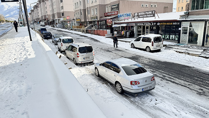 Yoğun kar yağışı etkili oldu: Ekiplerin çalışması başladı | Hava sıcaklığı eksi 16 dereceyi gördü: Kar kalınlığı 1 metreyi aştı