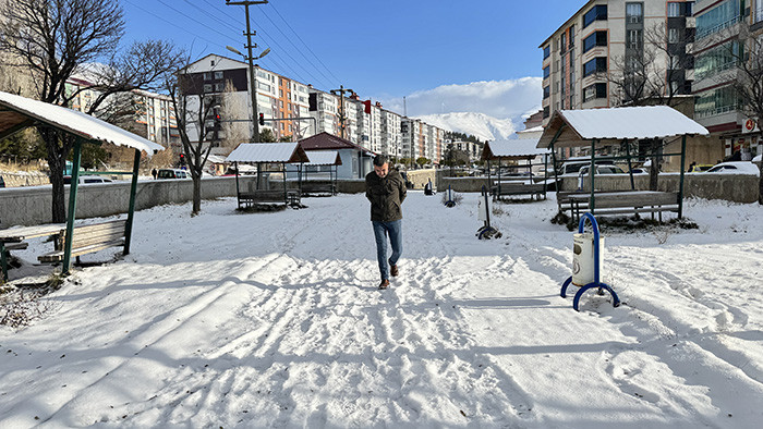 Yoğun kar yağışı etkili oldu: Ekiplerin çalışması başladı | Hava sıcaklığı eksi 16 dereceyi gördü: Kar kalınlığı 1 metreyi aştı