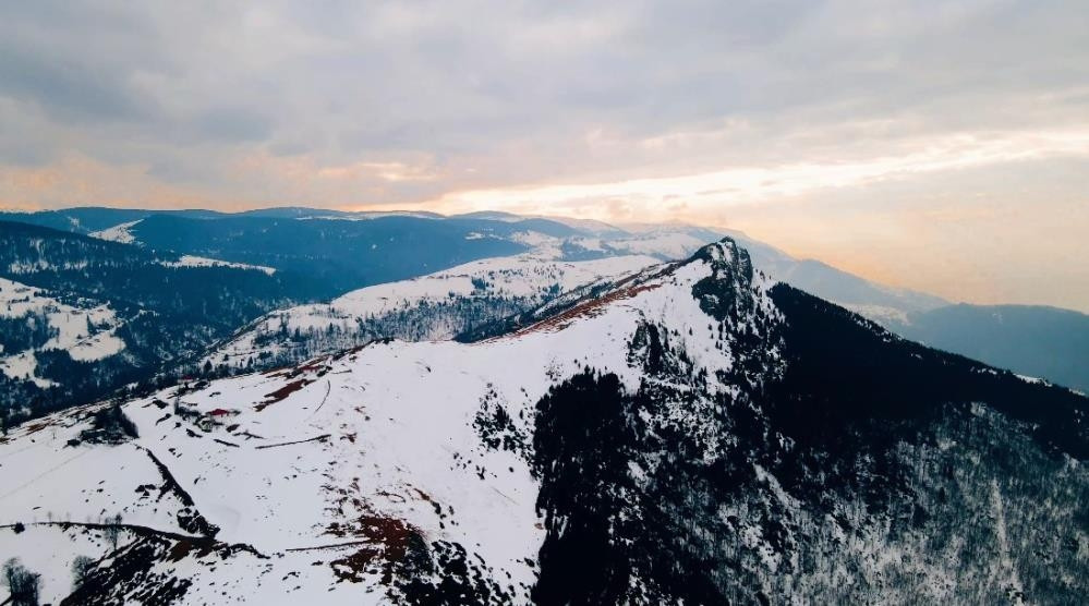 Yoğun kar yağışı etkili oldu: Ekiplerin çalışması başladı | Hava sıcaklığı eksi 16 dereceyi gördü: Kar kalınlığı 1 metreyi aştı